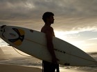 Victor Sparapane, o Fera de 'Malhação', posa para o EGO e arrasa no surfe