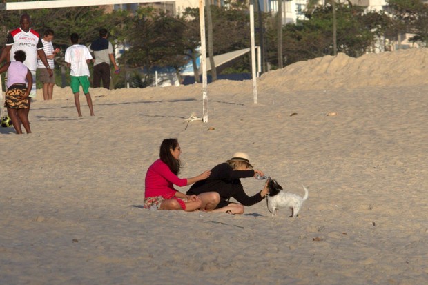 Barbara Paz curte praia com amiga e cachorro no Rio (Foto: Wallace Barbosa\ AgNews)