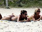Caren Souza e Thaiz Schmitt se bronzeiam em praia