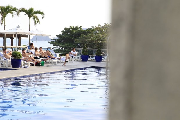 Seleção Inglesa na piscina do Hotel em São Conrado (Foto: Adriana Lira / AgNews)