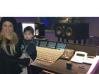 Shakira leva o filho para o estúdio: 'Trabalhando duro'