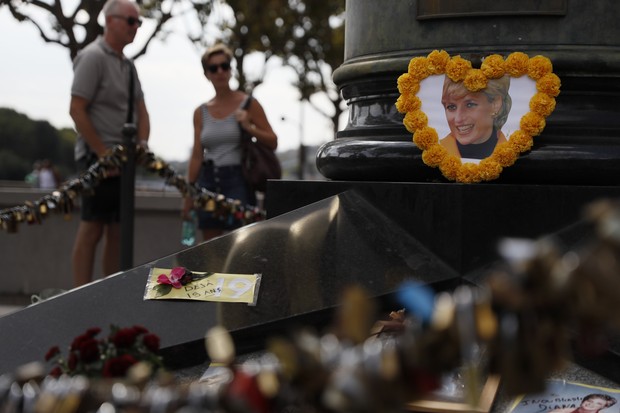 Homenagem aos 19 anos de morte de Lady Diana no monumento Chama da Liberdade em Paris, próximo ao túnel onde a princesa sofreu o acid (Foto: Thomas SAMSON / AFP)