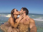 Duda Nagle e Sabrina Sato trocam beijos em foto dentro da piscina