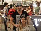 Rodrigão e Adriana curtem passeio a dois em shopping