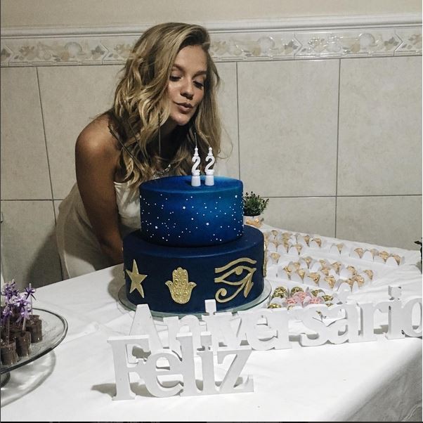 Gabi Lopes comemora 22 anos com bolo azul (Foto: Reprodução do Instagram)