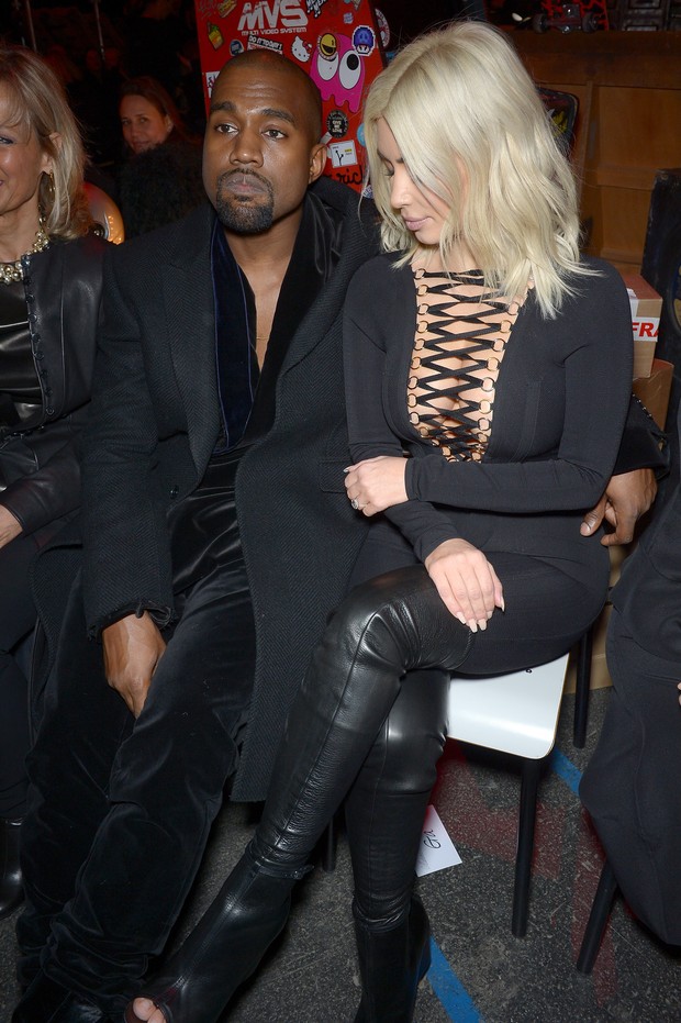 Kanye West e Kim Kardashian no desfile da Givenchy (Foto: AFP)
