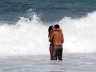 Ronaldo namora na praia do Leblon, no Rio