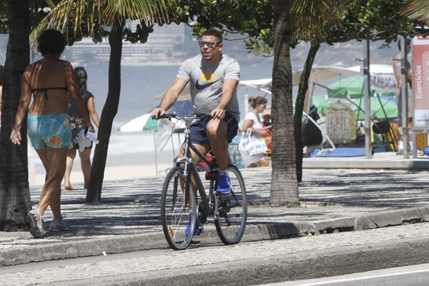 Ronaldo pedalando na orla (Foto: Gil Rodrigues/ Foto Rio News)