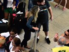 Ellen Rocche atende fãs em meio a caos no aeroporto do Rio