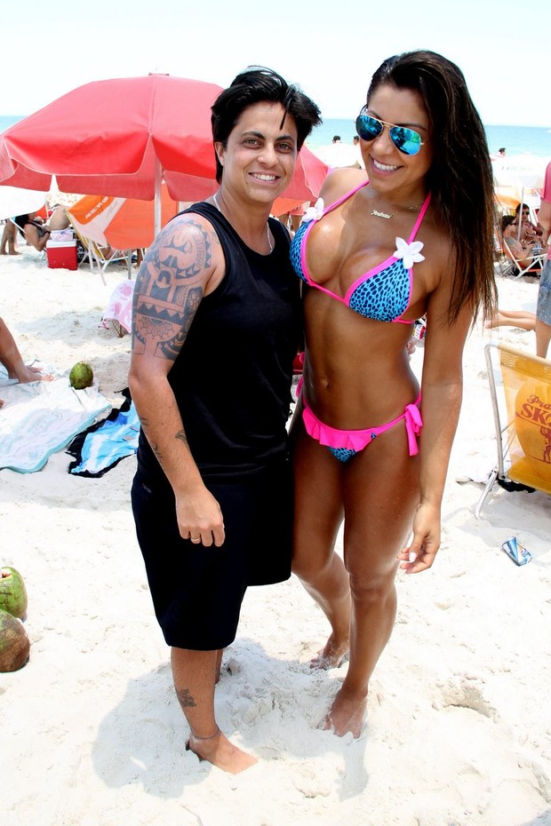 Thammy Miranda e namorada, Andressa Ferreira na praia (Foto: Johnson Parraguez / FotoRioNews)