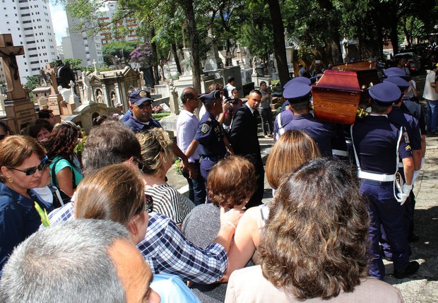 Enterro do ator Paulo Goulart (Foto: Celso Tavares/EGO)