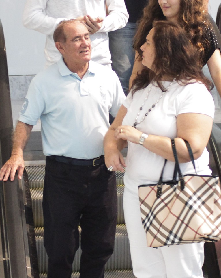 Renato Aragão passeia com a mulher em shopping do Rio (Foto: Derick Abreu / Foto Rio News)