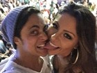 De touca, Thammy morde a língua da namorada em selfie