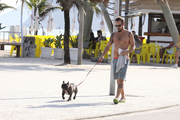 Paulo Vilhena passeia na orla com o cachorro (Foto: Fábio Martins / AgNews)