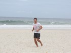 Cauã Reymond corre e surfa na Barra da Tijuca, no Rio