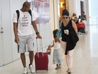 Samara Felippo viaja com o marido e a filha