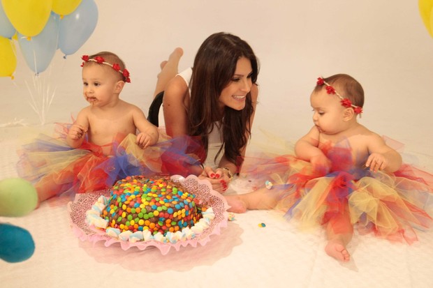 Maya e Kiara filhas de Leandro do KLB comemoram aniversário com &quot;Smash Cake&quot; (Foto: Leo Franco / AgNews)