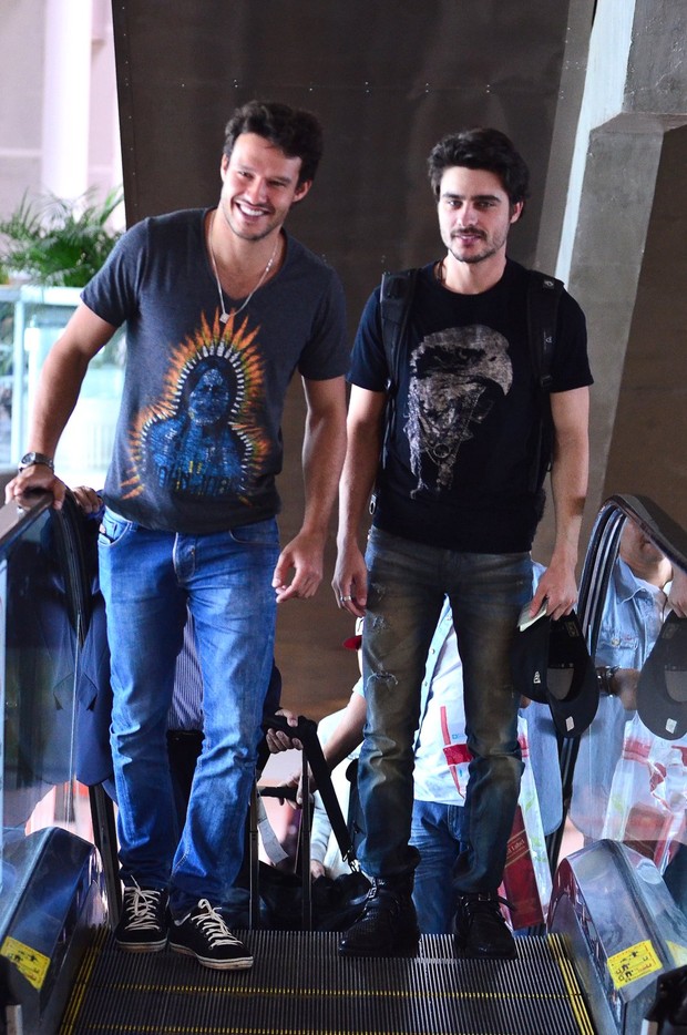 Fernando Rodrigues e Guilherme Leicam no aeroporto (Foto: William Oda / Agnews)