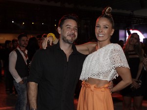 Alexandre Iodice e Adriane Galisteu (Foto: Isac Luz / EGO)