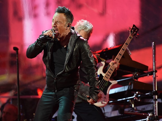 Bruce Springsteen se apresenta com o U2 na Times Square, em Nova York, nos Estados Unidos (Foto: Timothy A. Clary/ AFP)