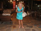 Susana Vieira usa vestido curto para jantar no Rio