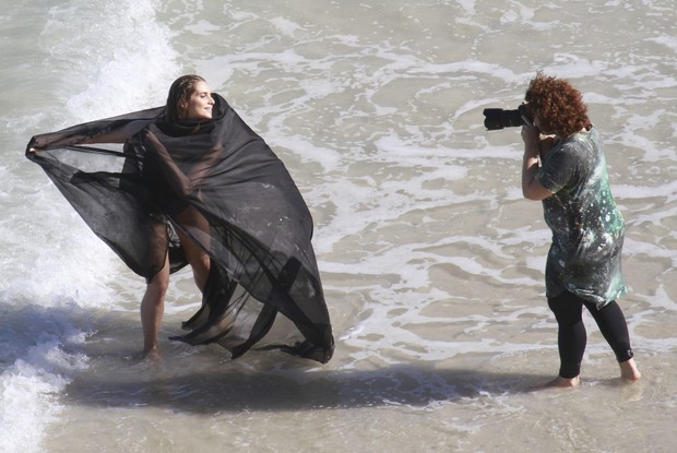 Letícia Spiller fotografa na praia (Foto: Dilson Silva / AgNews)