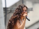 Em gravação de minissérie, Isis Valverde canta em trio elétrico na Bahia