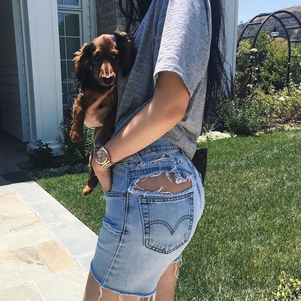 Kylie Jenner posa de short jeans (Foto: Instagram/ Reprodução)