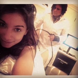 Anitta fazendo tratamento contra a celulite com a madrinha, Lurdinha (Foto: reprodução/Instagram)