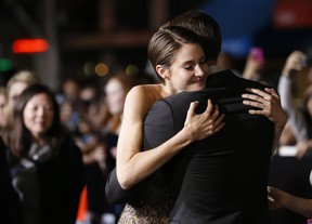 Shailene Woodley abraça Theo James (Foto: REUTERS/Mario Anzuoni)