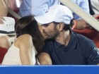 Eva Longoria e o namorado trocam beijos em torneio de tênis no México