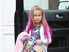 Filha de Tori Spelling aparece com mechas rosas no cabelo