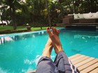 Luciana Gimenez posta foto dos pés e recebe críticas de seguidores