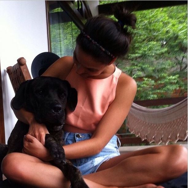Isis Valverde posa com cachorra (Foto: Instagram)