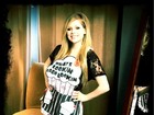 Avril Lavigne usa avental de cozinheira em programa