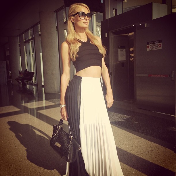 Paris Hilton em aeroporto de Los Angeles, nos Estados Unidos (Foto: Instagram/ Reprodução)