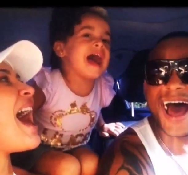 Scheila Carvalho e família cantando no carro (Foto: Instagram / Reprodução)