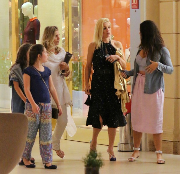 Flavia Alessandra com a família no shopping (Foto: AgNews)