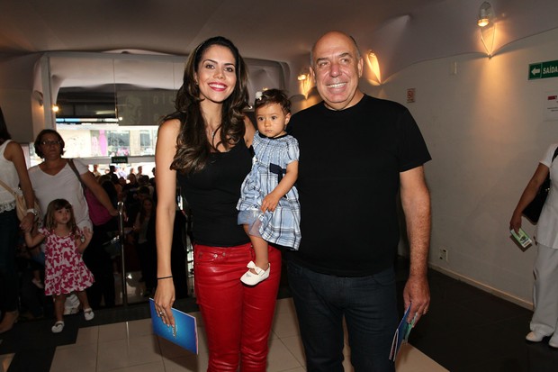 Daniela Albuquerque com o marido, Amílcare Dalevo, e a filha, Alice (Foto: Manuela Scarpa/Foto Rio News)