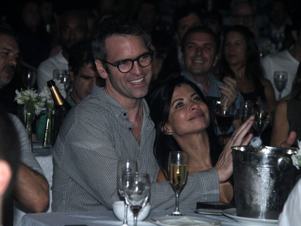 Anna Lima e o namorado, Leonardo Motta, em show no Rio (Foto: Thyago Andrade/ Brazil News)