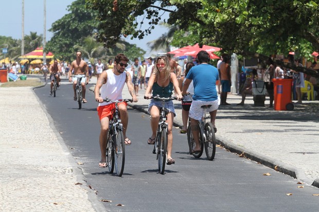 Juliana Didone e namorada na orla da Barra da Tijuca, RJ (Foto: Wallace Barbosa/AgNews)