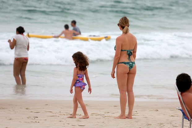 Letícia Spiller e a filha Stella na praia (Foto: Dilson Silva / Agnews)