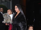 Kim Kardashian usa look combinando com o de North em passeio