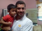 Ex-BBB Yuri visita as crianças do GRAAC em Manaus