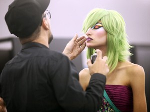 Prova de maquiagem Fause Haten (Foto: Iwi Onodera / EGO)