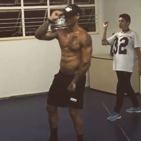 Lucas Lucco dança sem camisa (Foto: Instagram/ Reprodução)