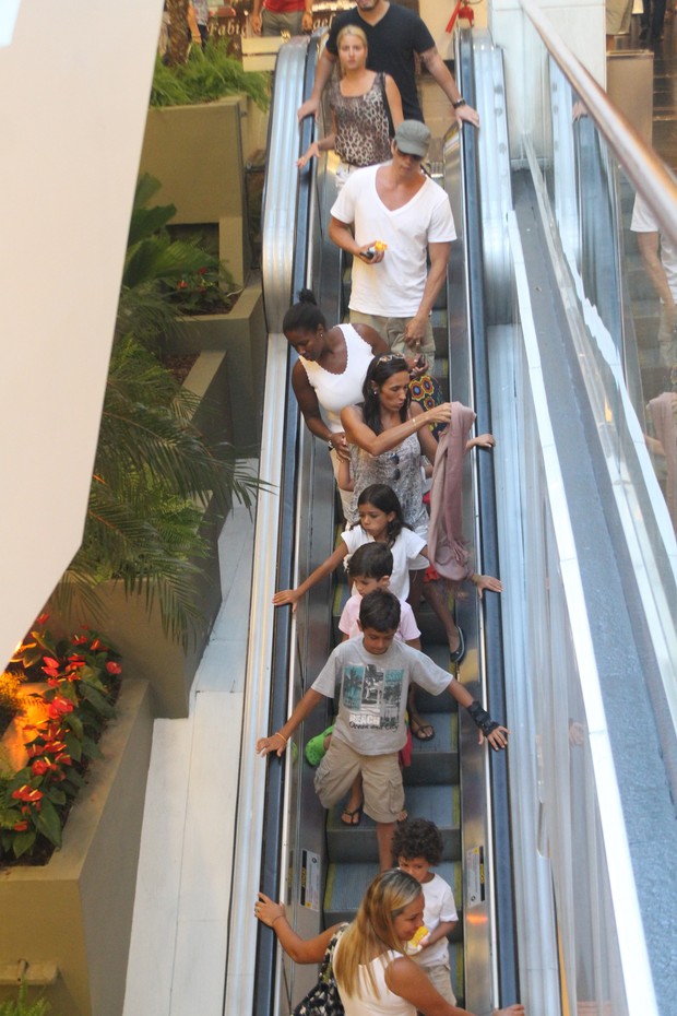 Márcio Garcia com os filhos em shopping do Rio (Foto: Daniel Delmiro / AgNews)