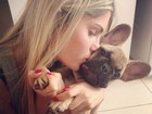 Bárbara Evans posta foto beijando cachorrinho