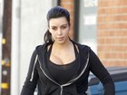 Kim Kardashian é vista saindo de academia com semblante cansado