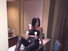 Kourtney Kardashian sensualiza ao usar bomba para tirar leite